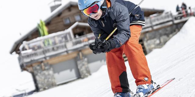 Erste Rutschversuche in den Anfängerbereichen des Skigebiets von Grand-Bornand
