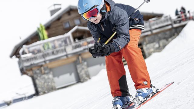 Erste Rutschversuche in den Anfängerbereichen des Skigebiets von Grand-Bornand