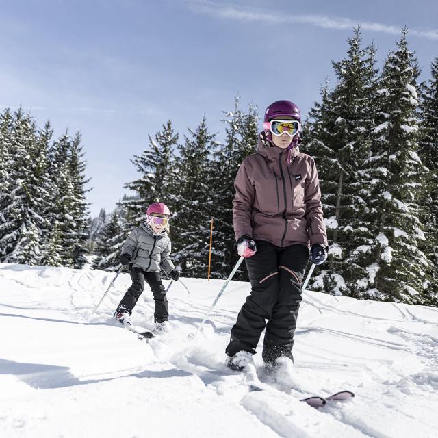 Ski en famille sur les espaces débutants du Grand-Bornand