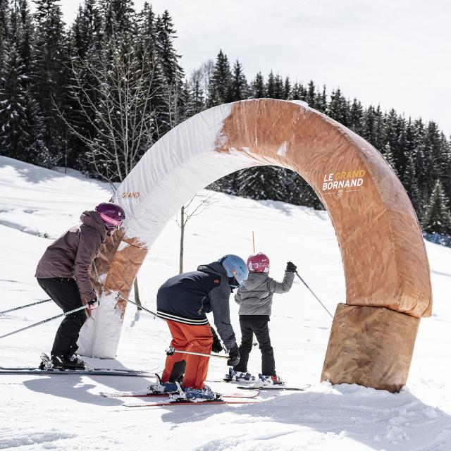 Ski en famille sur la Môm' Park, espace débutant du domaine de ski alpin du Grand-Bornand