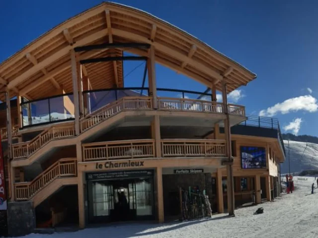 Bâtiment du Charmieux au Grand-Bornand, architecture en bois avec accès aux consignes à ski et services pour les skieurs.