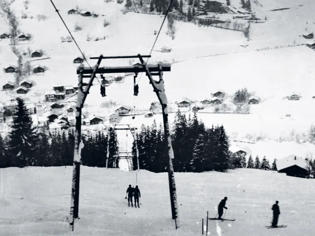 Téléski des Dodes à son ouverture en 1945/1946. L'image est en noir et blanc et nous pouvons apercevoir des personnes prendre ce téléski.