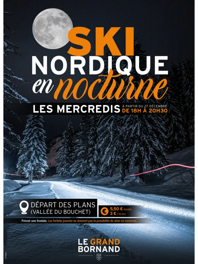 Affiche du ski nordique en nocturne au Grand-Bornand. Une piste enneigée éclairée par la lune traverse une forêt sous un ciel nocturne. Texte informatif indiquant que l’activité a lieu les mercredis de 18h à 20h30, avec un départ depuis la Vallée du Bouchet. Mention de prévoir une lampe frontale.