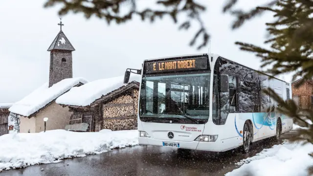 Winterpendelbus in Le Grand-Bornand vor der Kapelle im Schnee.