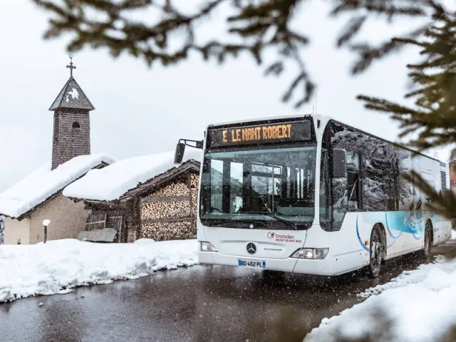 Winterpendelbus in Le Grand-Bornand vor der Kapelle im Schnee.