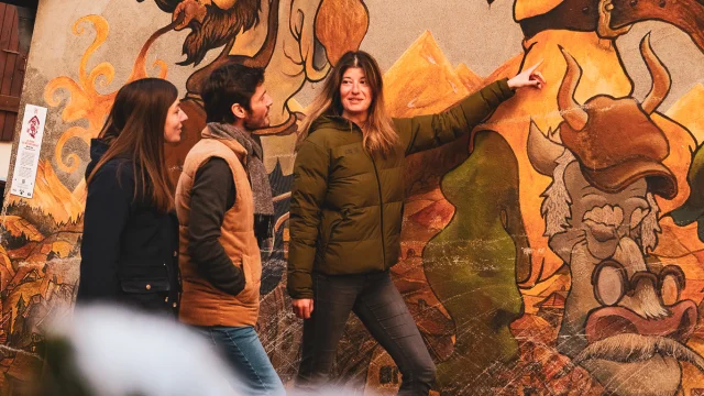 Kommentierte Besichtigung des Parcours der Kuhkunst in Le Grand-Bornand im Winter