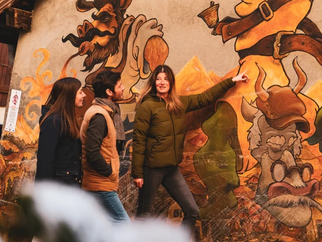 Kommentierte Besichtigung des Parcours der Kuhkunst in Le Grand-Bornand im Winter