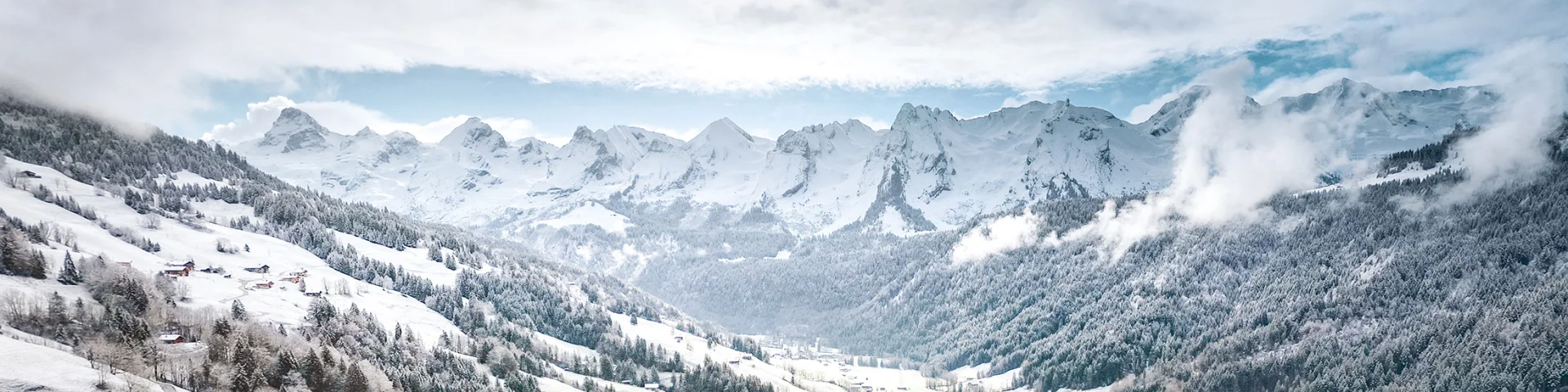 Vue générale de la vallée du Bouchet avec neiges tardives au printemps