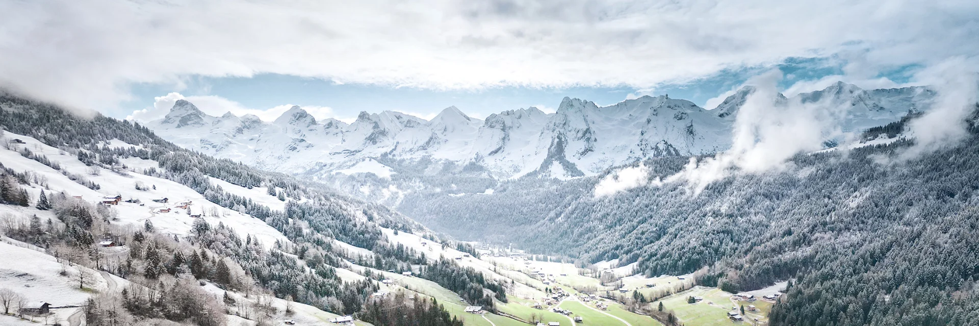 Vue générale de la vallée du Bouchet avec neiges tardives au printemps