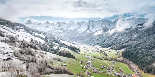 Vue générale de la vallée du Bouchet avec neiges tardives au printemps