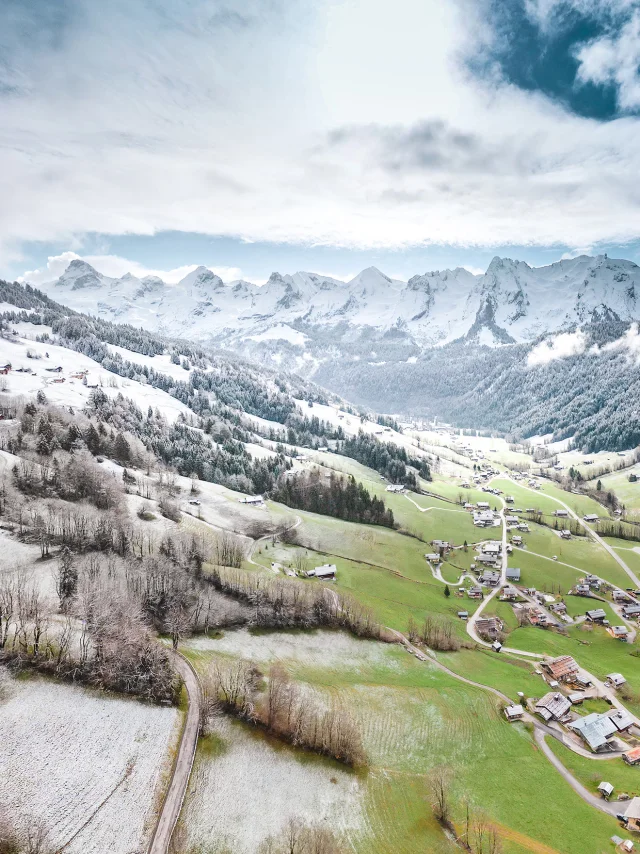 Vue générale de la vallée du Bouchet avec neiges tardives au printemps
