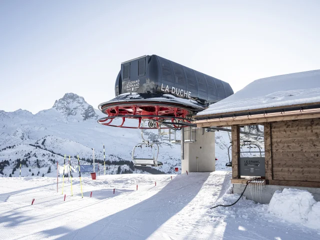 Inauguration du nouveau télésiège de la Duche en janvier 2025. Nous pouvons voir le télésiège à son arrivée avec la pointe Percée en arrière plan dans un décor enneigé.