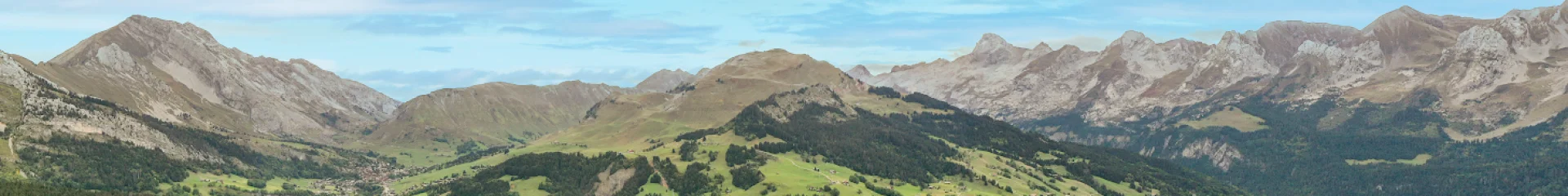 Vue aérienne en été du Grand-Bornand avec le Village, le Chinaillon, la vallée du Bouchet, le Jalouvre, la Chaîne des Aravis et la pointe Percée...