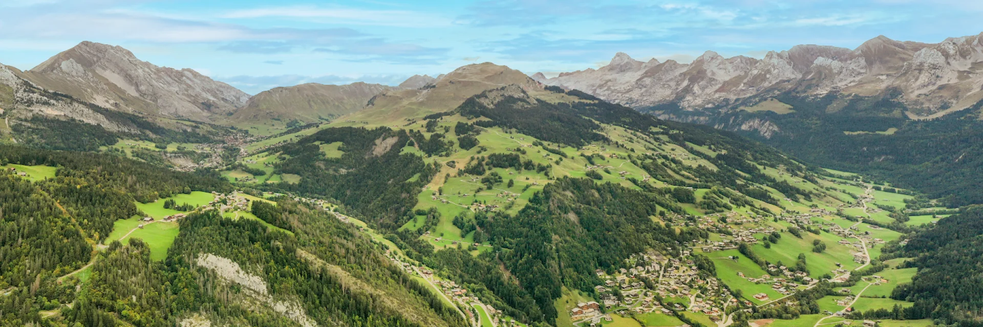 Vue aérienne en été du Grand-Bornand