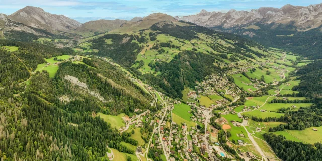 Vue aérienne en été du Grand-Bornand avec le Village, le Chinaillon, la vallée du Bouchet, le Jalouvre, la Chaîne des Aravis et la pointe Percée...