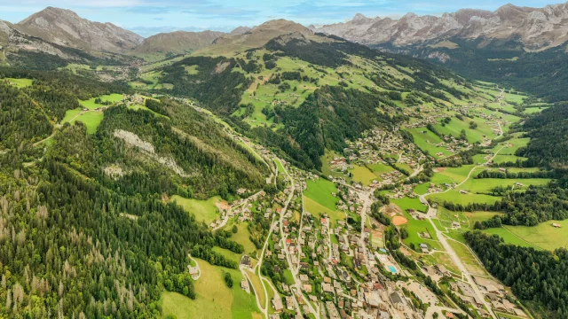 Vue aérienne en été du Grand-Bornand avec le Village, le Chinaillon, la vallée du Bouchet, le Jalouvre, la Chaîne des Aravis et la pointe Percée...