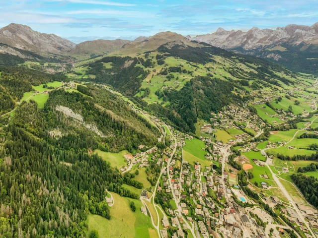 Vue aérienne en été du Grand-Bornand avec le Village, le Chinaillon, la vallée du Bouchet, le Jalouvre, la Chaîne des Aravis et la pointe Percée...