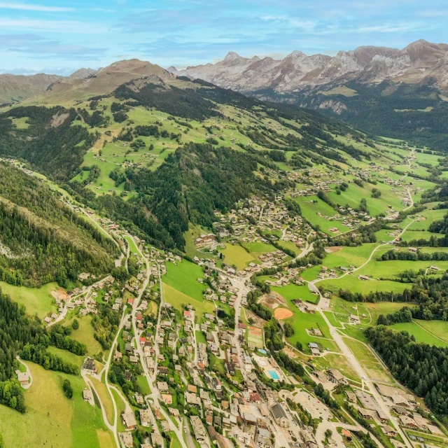 Vue aérienne en été du Grand-Bornand avec le Village, le Chinaillon, la vallée du Bouchet, le Jalouvre, la Chaîne des Aravis et la pointe Percée...