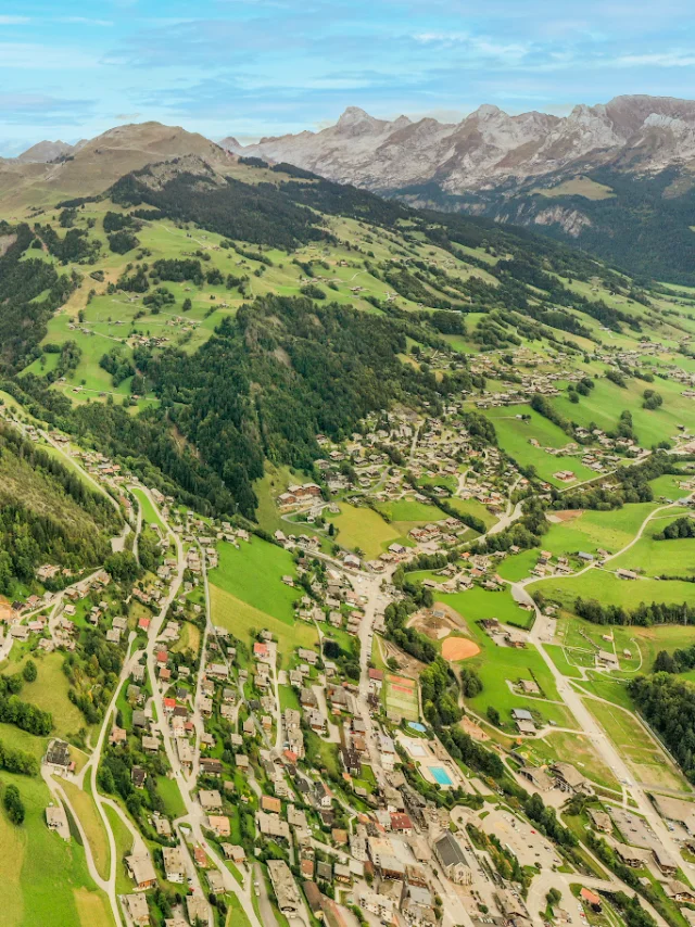 Vue aérienne en été du Grand-Bornand avec le Village, le Chinaillon, la vallée du Bouchet, le Jalouvre, la Chaîne des Aravis et la pointe Percée...