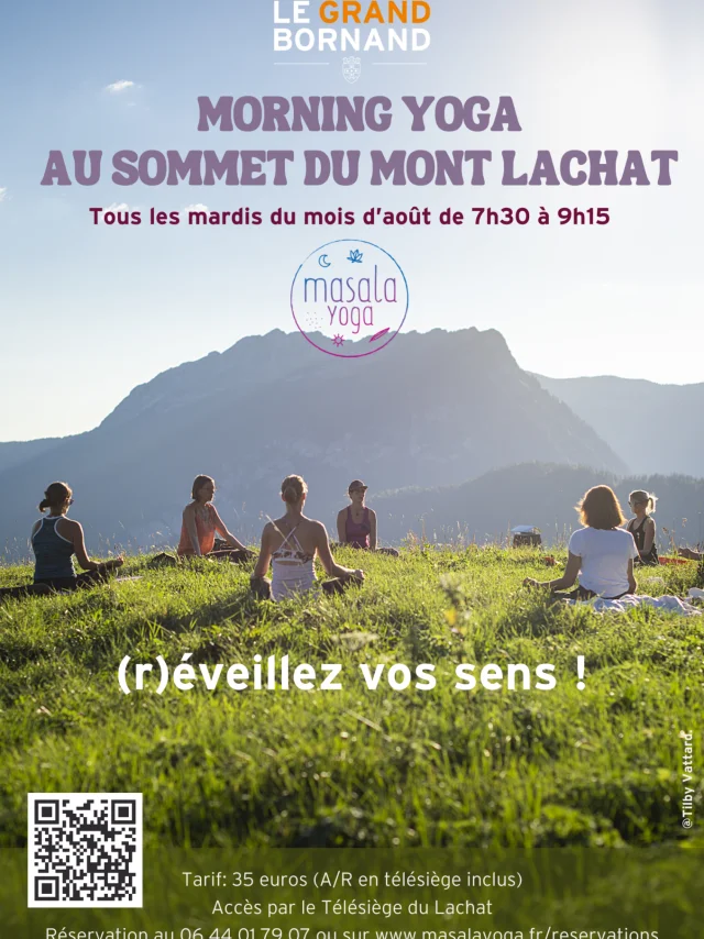 Un groupe de personnes pratique le yoga en plein air sur une prairie verdoyante, face aux montagnes du Grand-Bornand, lors d’une séance matinale sous le soleil.