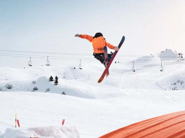 Sensations fortes garanties et freestyle sur le snowpark GB du domaine skiable