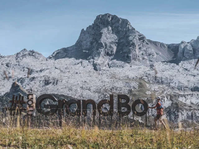 Vue panoramique du Mont Lachat au Grand-Bornand avec une randonneuse et le cadre photo géant #MonGrandBo