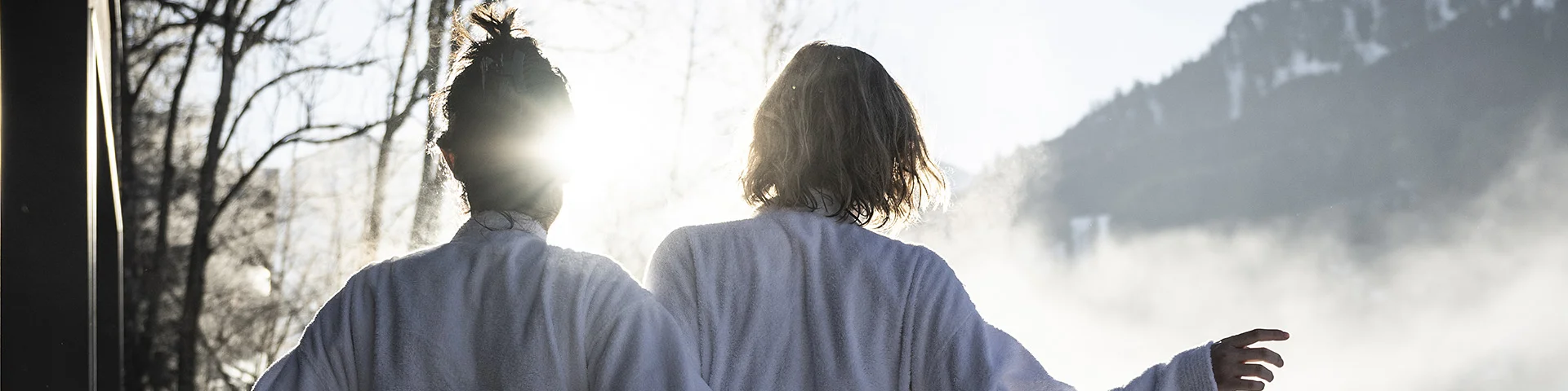 Une mère et sa fille profitent d'un instant détente au Chalet de Joy en plein hiver