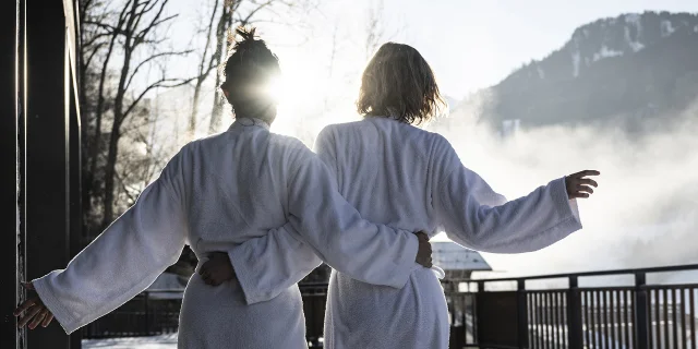 Une mère et sa fille profitent d'un instant détente au Chalet de Joy en plein hiver