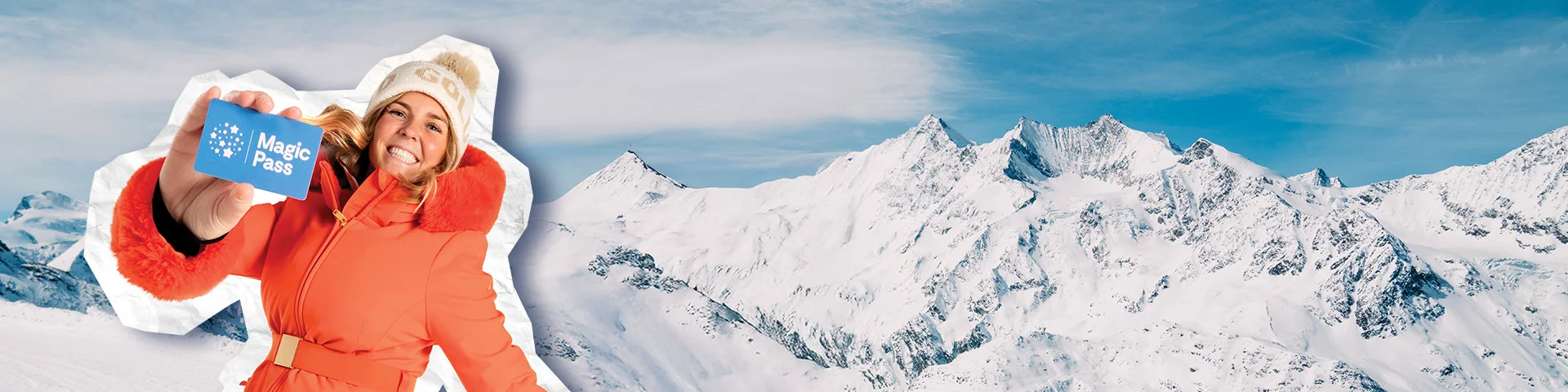 Une femme souriante, vêtue d’une veste orange et d’un pantalon blanc, saute de joie en tenant un Magic Pass, avec un panorama de montagnes enneigées en arrière-plan.