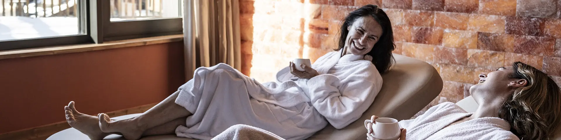 Une mère et sa fille profitent d'un après-midi spa au Chalet de Joy