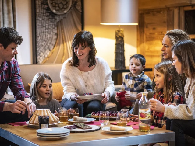 Goûter en famille dans un chalet au Grand-Bornand.