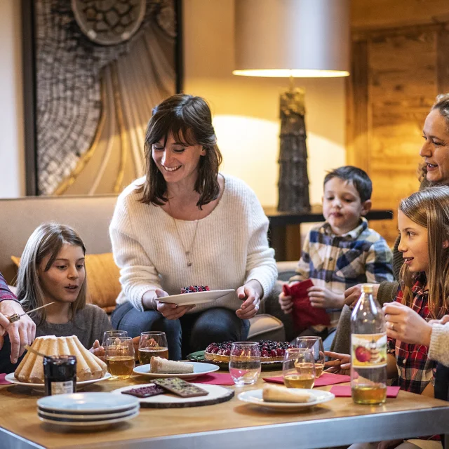 Goûter en famille dans un chalet au Grand-Bornand.