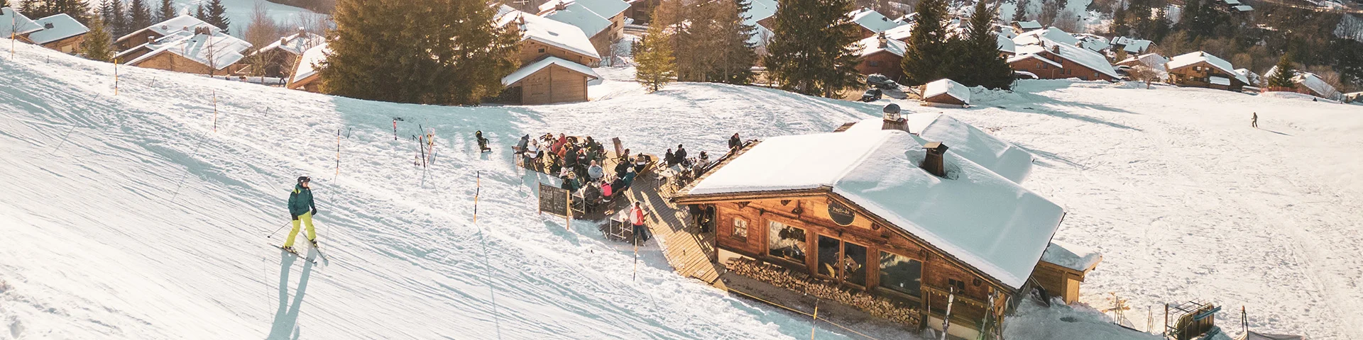 Vue générale du restaurant Papi Jo, situé sur les pistes du domaine skiable du Grand-Bornand