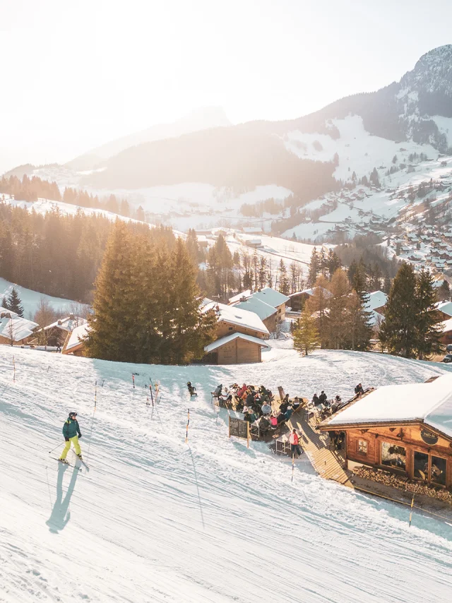Vue générale du restaurant Papi Jo, situé sur les pistes du domaine skiable du Grand-Bornand