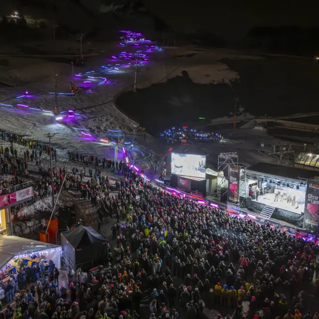 Vue générale du site Glisse en Coeur avec la descente aux flambeaux des ESF des Aravis.