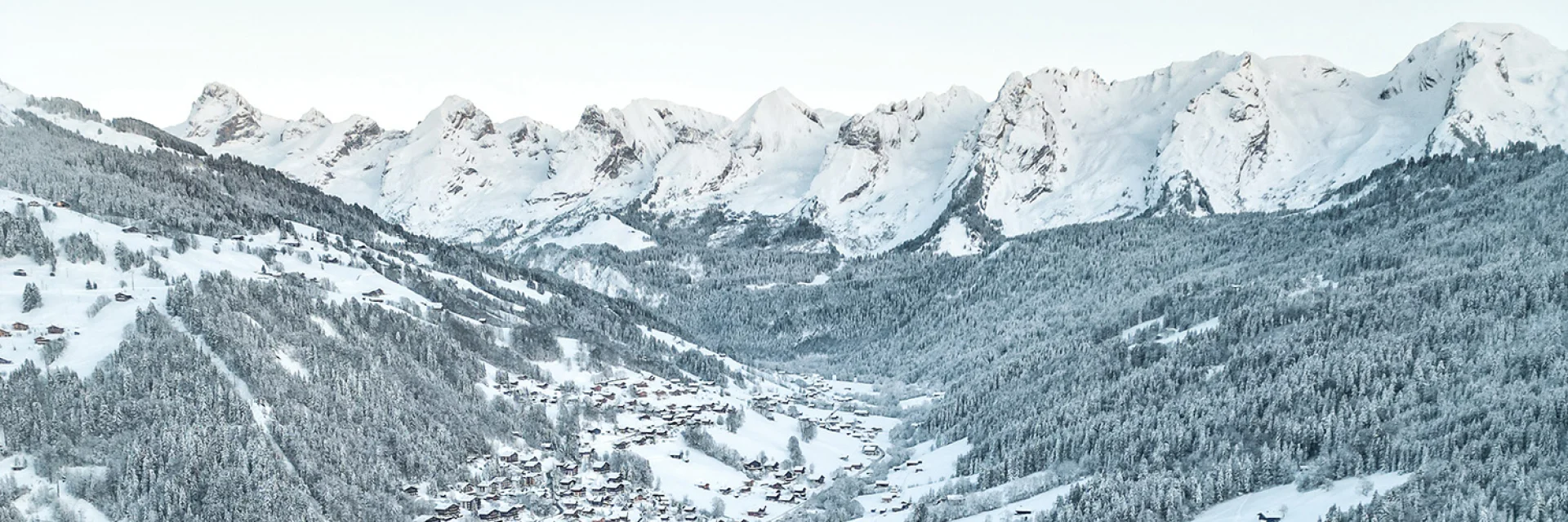Vue du village du Grand-Bornand en hiver