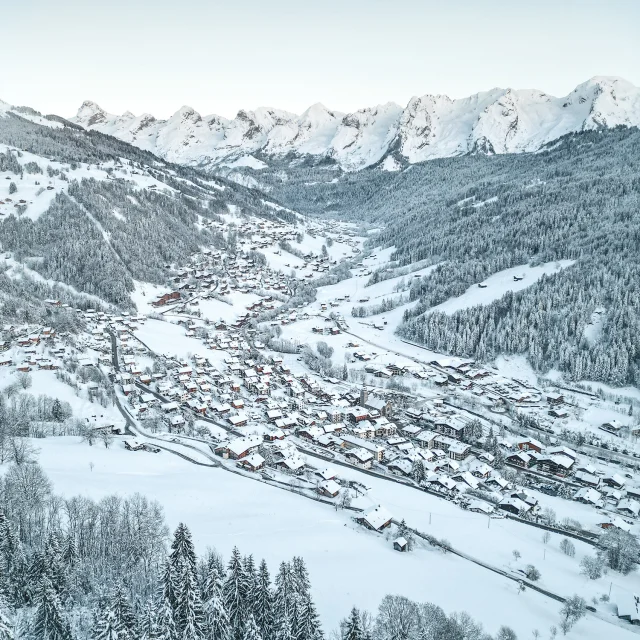 Vue du village du Grand-Bornand en hiver