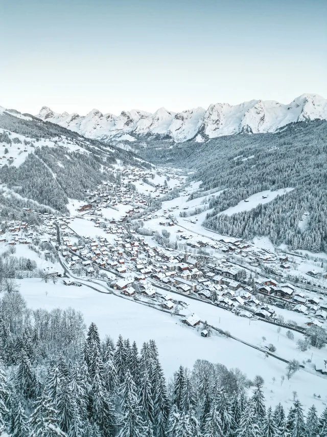 Vue du village du Grand-Bornand en hiver