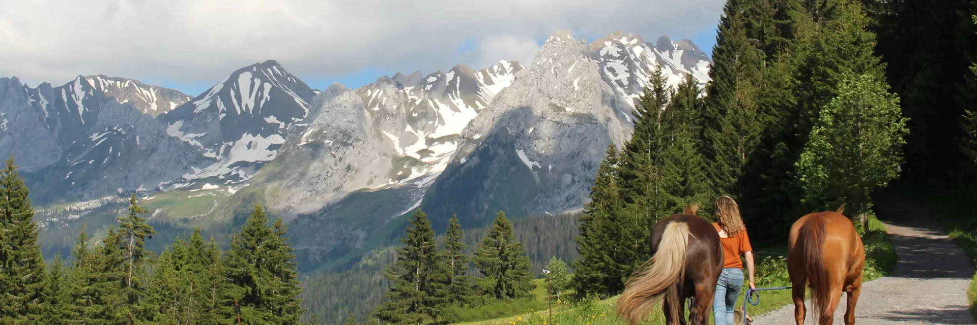 Balade à cheval sur un chemin face à la Chaîne des Aravis
