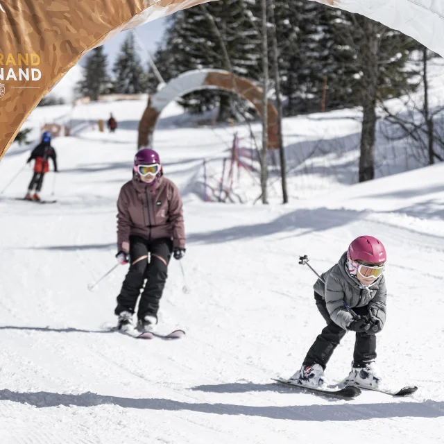 Famille faisant du ski sur le mini-domaine