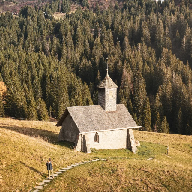 Chapelle de la Duche en automne avec la pointe Percée pour toile de fond.