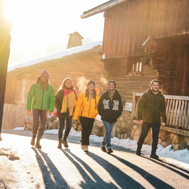 Groupe de personnes flânant dans les ruelles du vieux Chinaillon en hiver