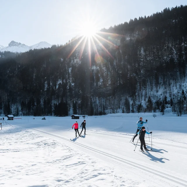 Famille pratiquant le ski nordique sur le domaine skiable nordique du Grand-Bornand