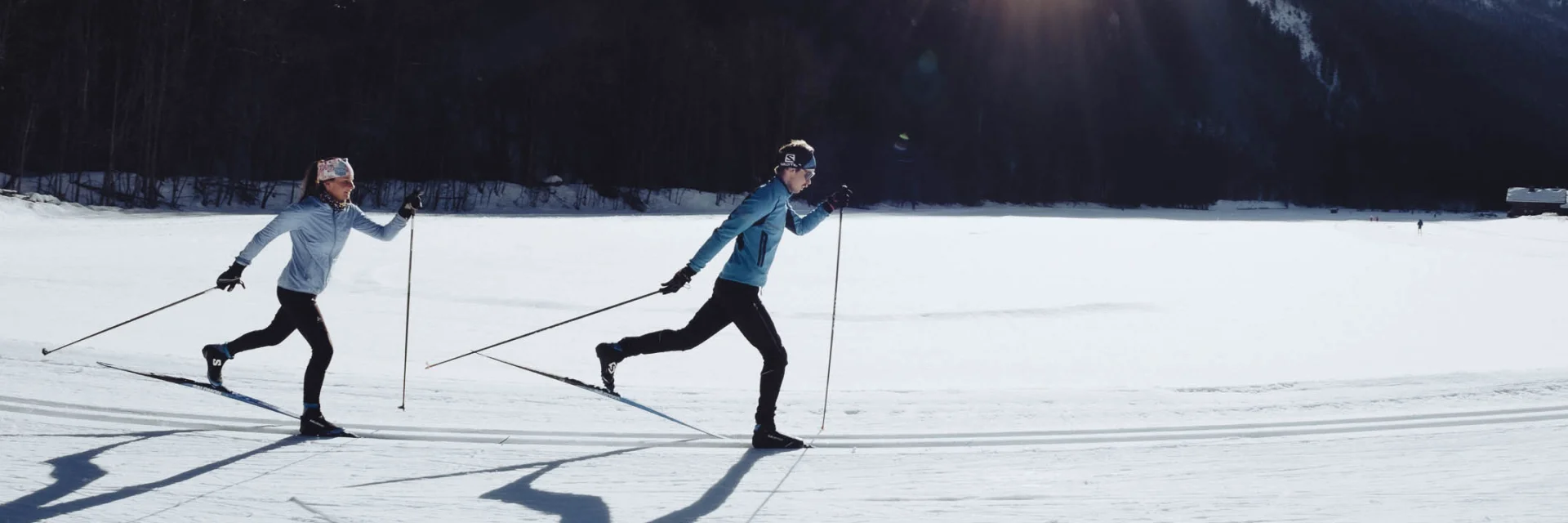 Skieurs nordique en action sur les pistes