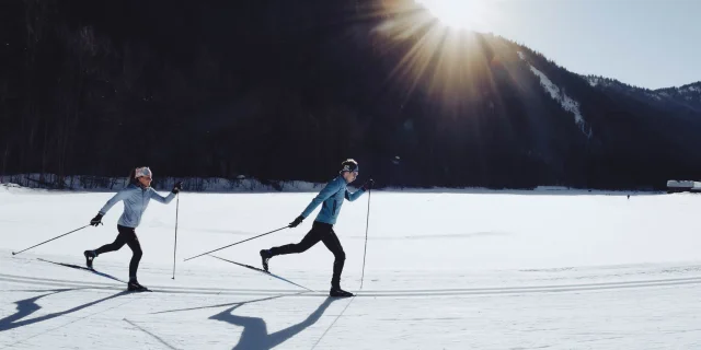 Skieurs nordique en action sur les pistes
