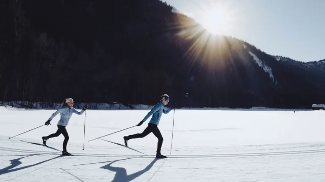 Skieurs nordique en action sur les pistes