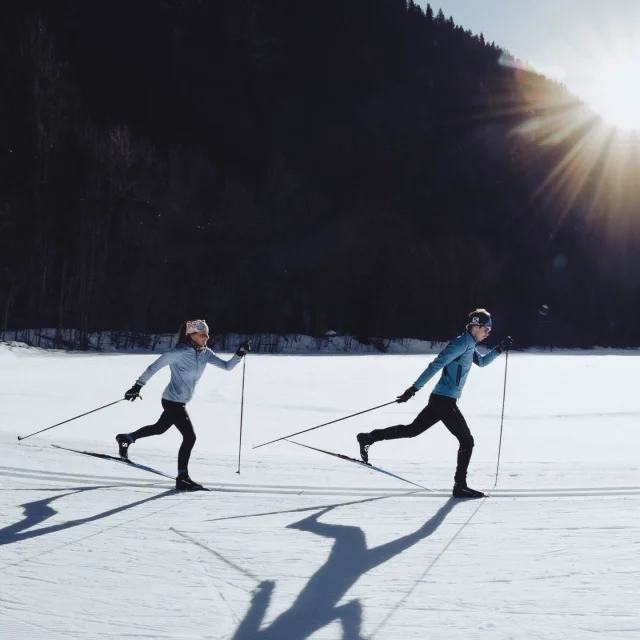 Skieurs nordique en action sur les pistes