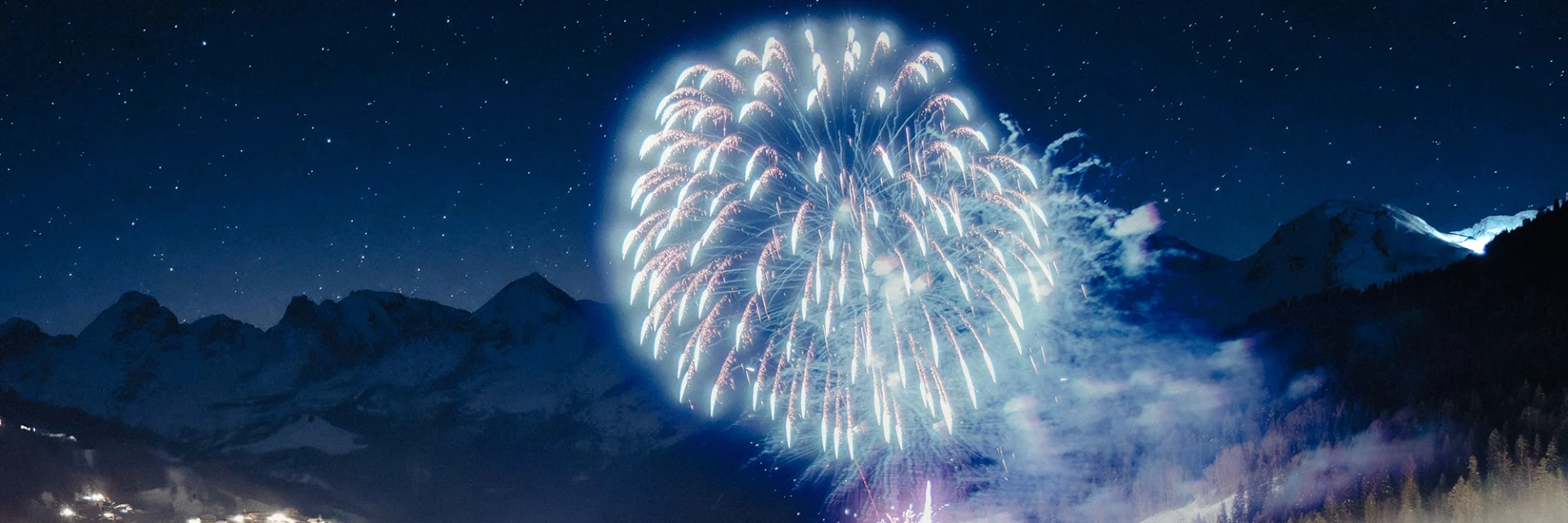 Vue du Village du Grand-Bornand avec un spectaculaire feu d'artifice à l'occasion du Nouvel An