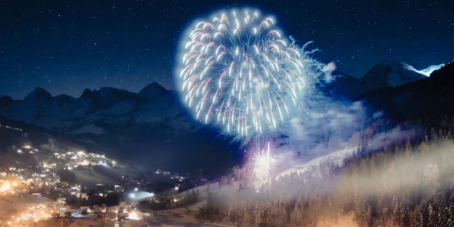 Vue du Village du Grand-Bornand avec un spectaculaire feu d'artifice à l'occasion du Nouvel An