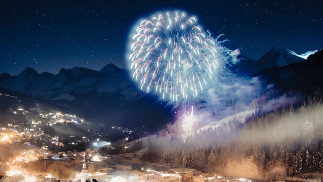 Vue du Village du Grand-Bornand avec un spectaculaire feu d'artifice à l'occasion du Nouvel An